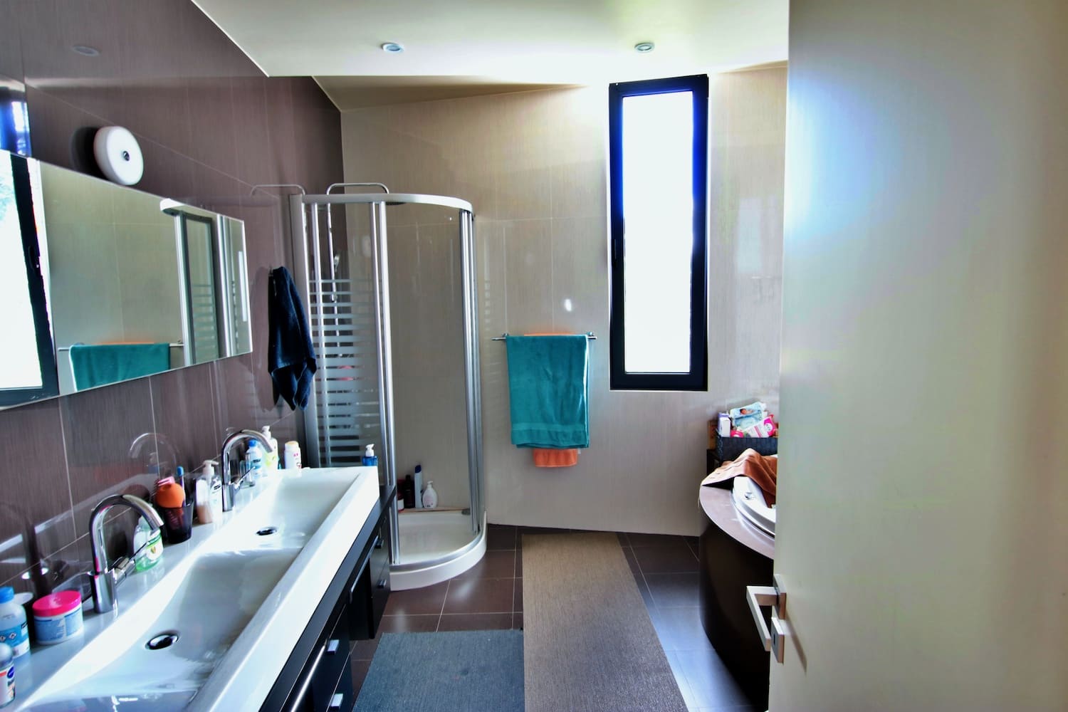 BATHROOM WITH SHOWER and hand basins