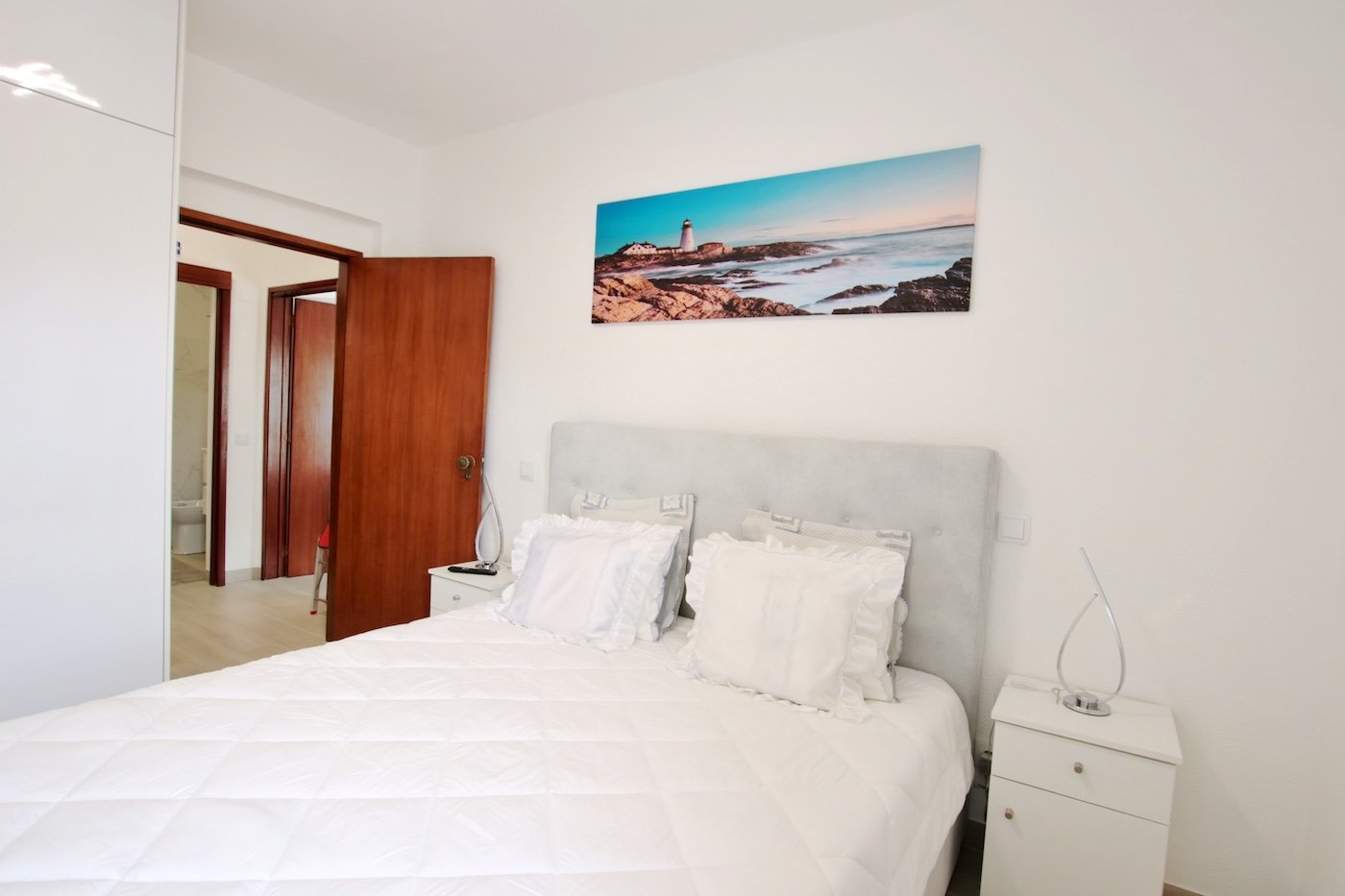 Bedroom whith double bed and the hallway