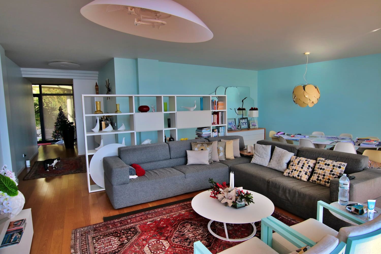 LOUNGE and DININGROOM with sofas