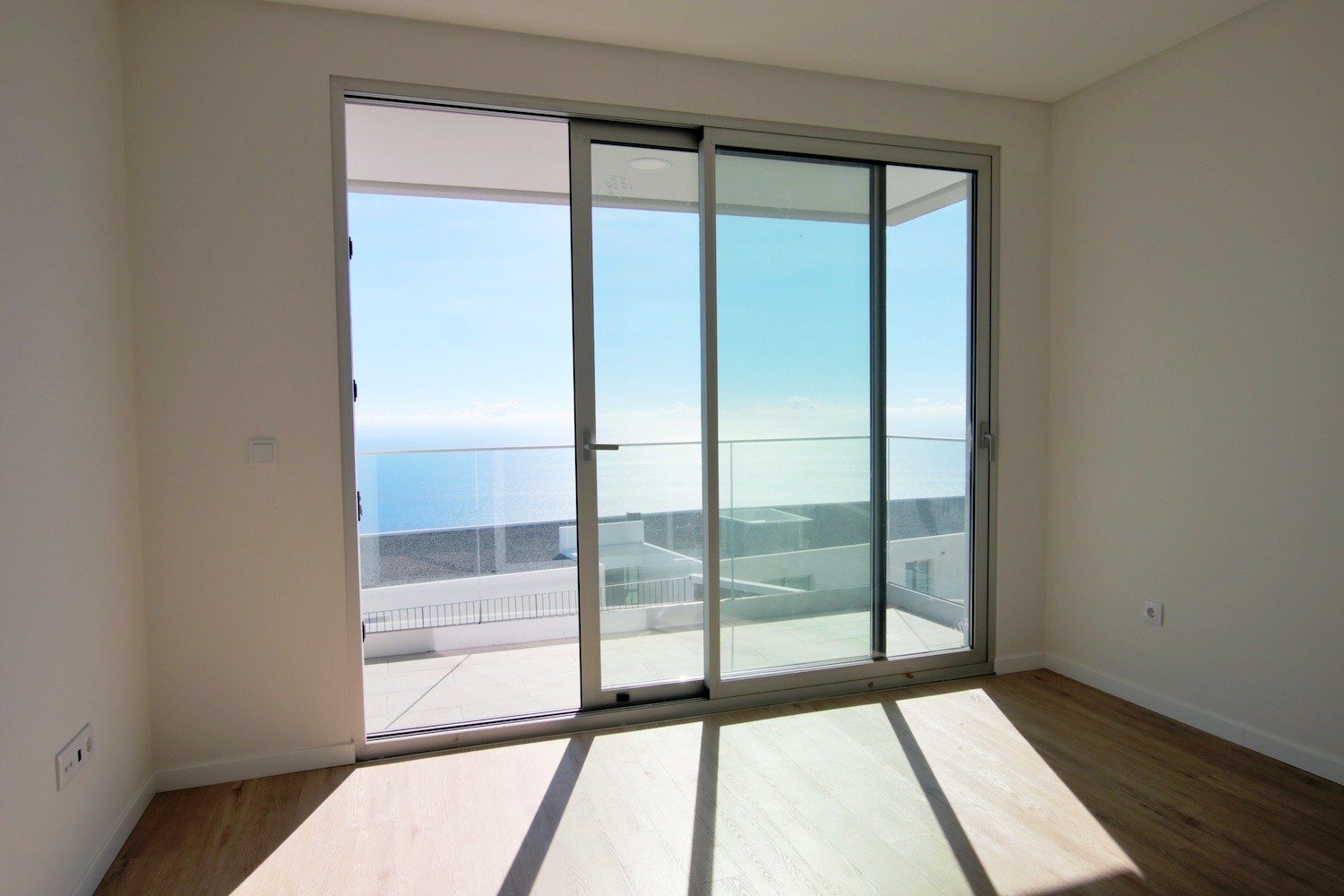 Bedroom with sea view and access to a varanda