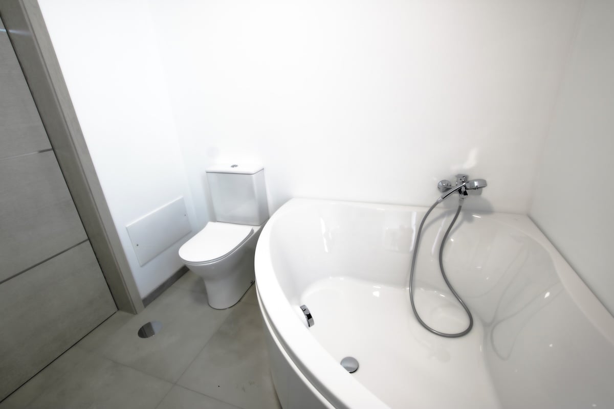 Bathroom with toilet seat and bathtub