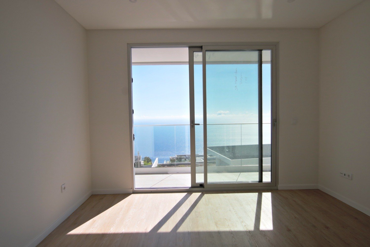Bedroom with sea view and varanda