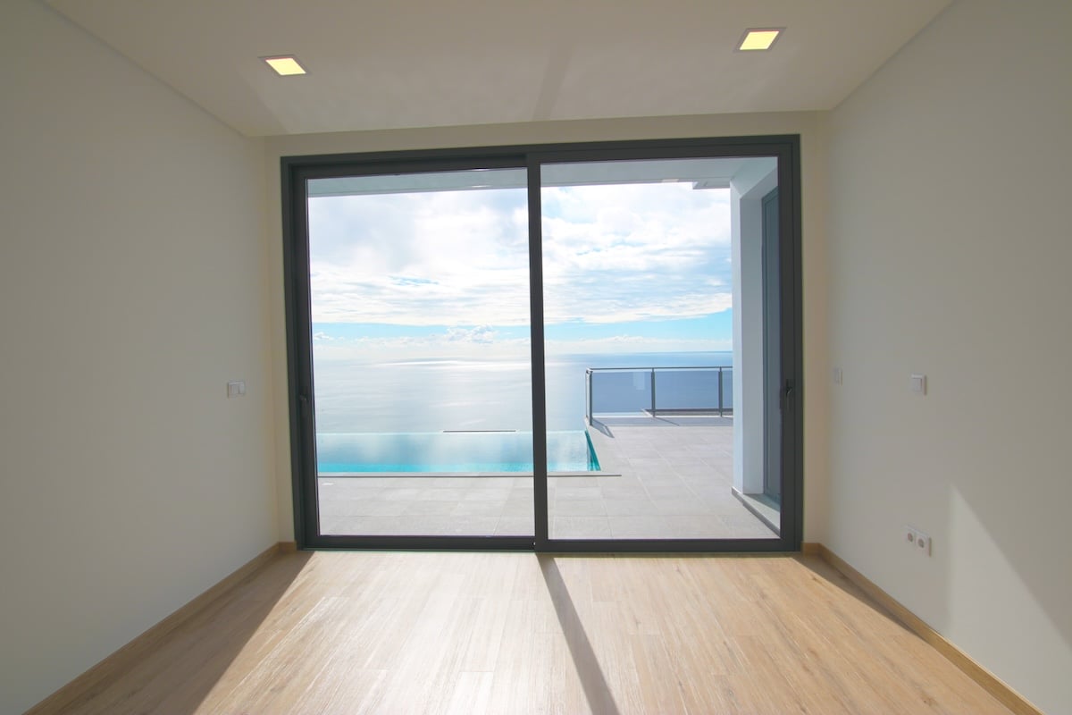 Bedroom with view of the swimming pool and the sea