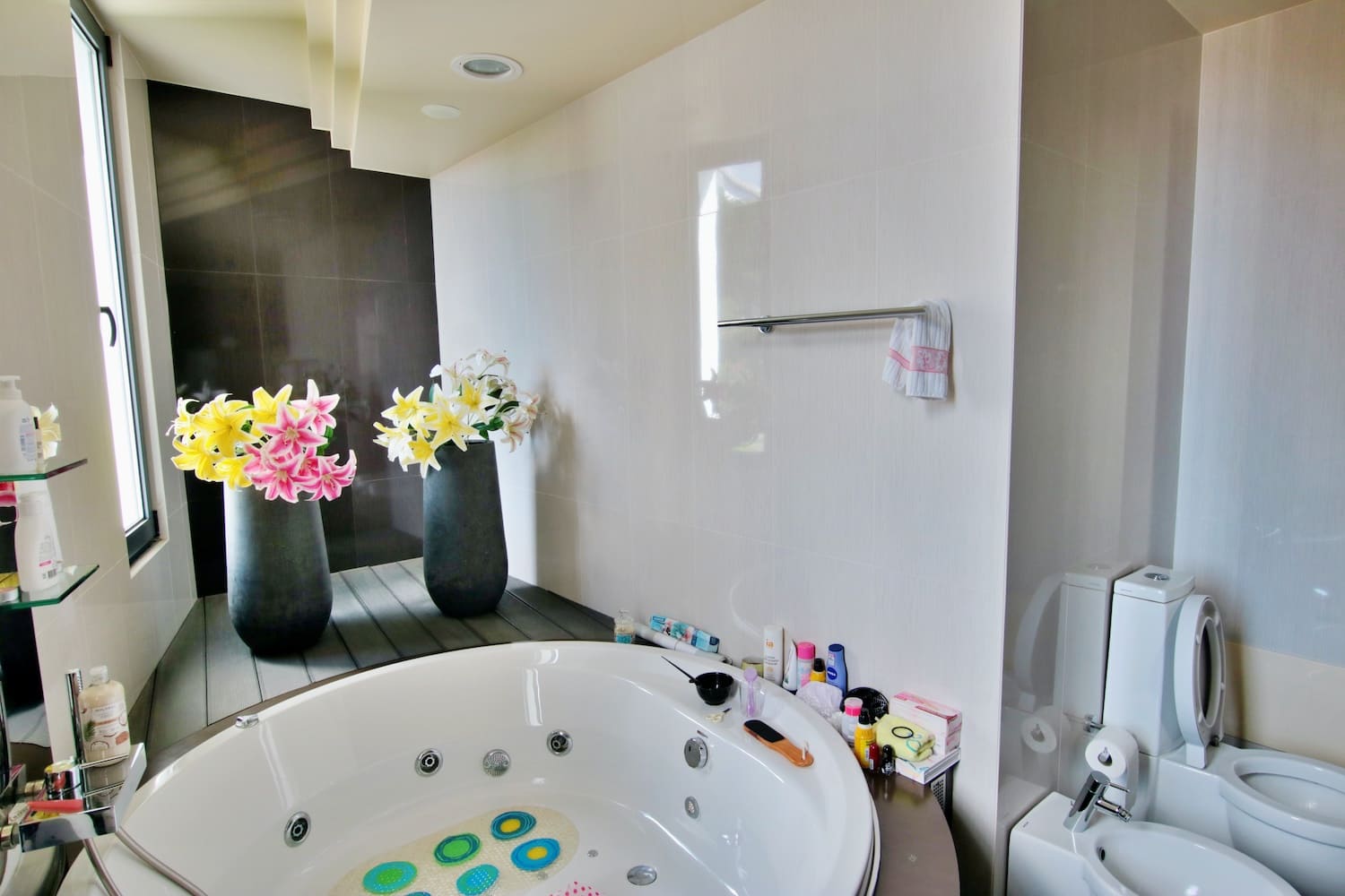 Bathroom with WHIRLPOOL BATH, bidet and a toilet seat