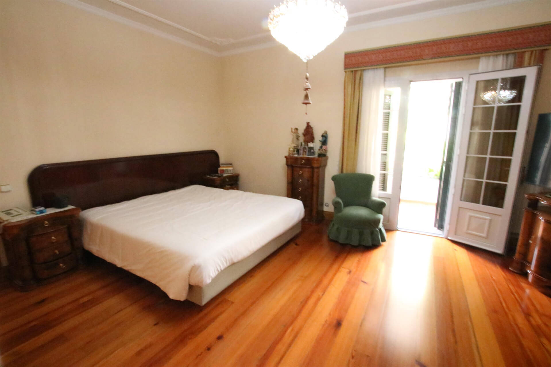 Bedroom with double bed and access to a varanda 