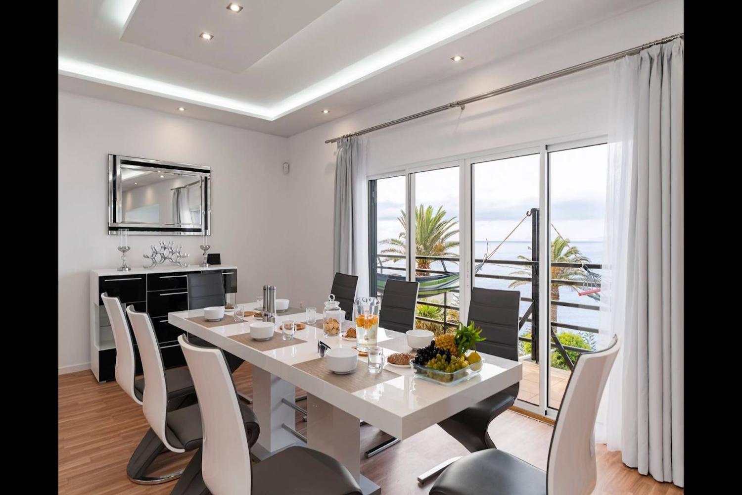 Dining room with table an chais